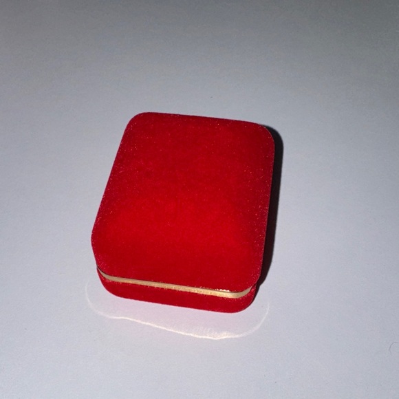 Red Velvet Ring Box - Picture 3 of 4